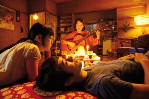 Detailgetreu komponierte Einstellungen dieser Art sind typisch: Naoko und Toru lauschen dem Gitarrenspiel von Reiko (Reika Kirishima)